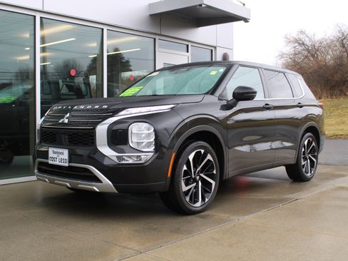 Used 2022 Mitsubishi Outlander SE image 3