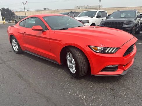 Used 2016 Ford Mustang Coupe RWD image 3
