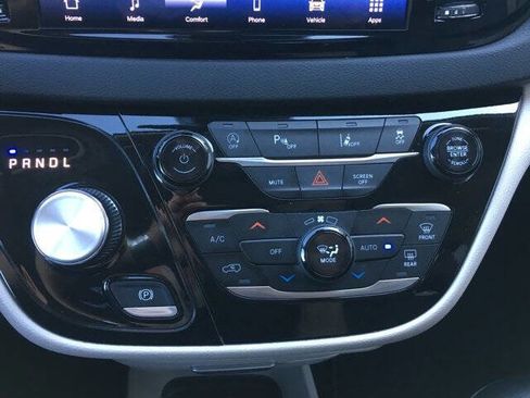 Used 2024 Chrysler Pacifica Touring-L FWD image 23