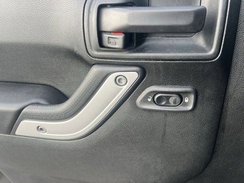 Used 2018 Jeep Wrangler Unlimited Sahara w/ Connectivity Group image 17