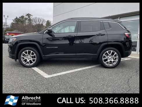 Used 2022 Jeep Compass Latitude image 2