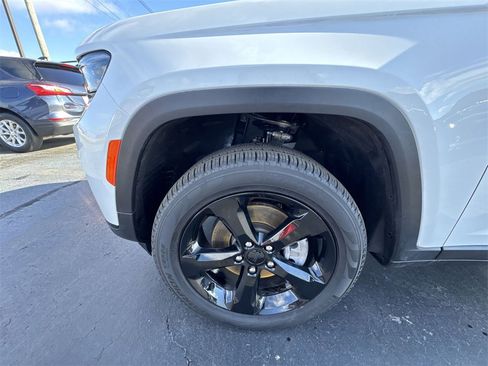 Used 2025 Jeep Grand Cherokee L Limited w/ Black Appearance Package image 10