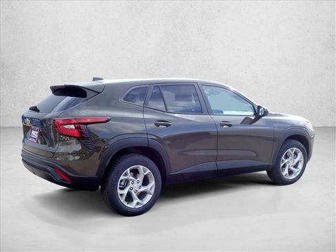 Used 2024 Chevrolet Trax LS w/ LS Convenience Package FWD image 4