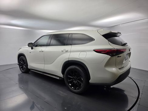 Used 2021 Toyota Highlander XLE FWD image 6
