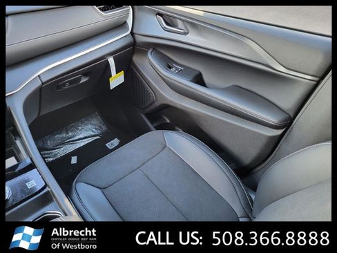 New 2024 Jeep Grand Cherokee L Altitude image 13