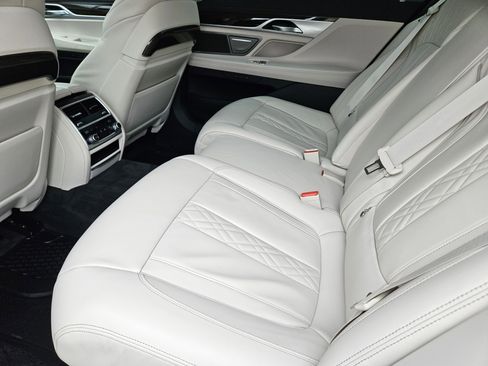 Used 2022 BMW 740i w/ Premium Package image 29