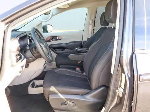 Used 2023 Chrysler Voyager LX FWD image 7