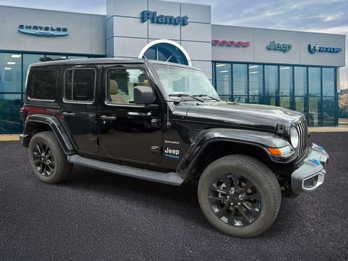 Used 2022 Jeep Wrangler Unlimited Sahara w/ Cold Weather Group AWD/4WD image 1
