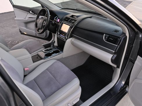 Used 2012 Toyota Camry XLE w/ Leather Pkg image 12