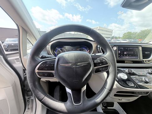 Used 2023 Chrysler Voyager LX FWD image 15