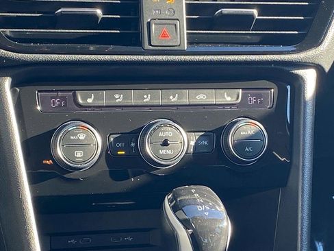 Certified 2024 Volkswagen Taos SE image 9