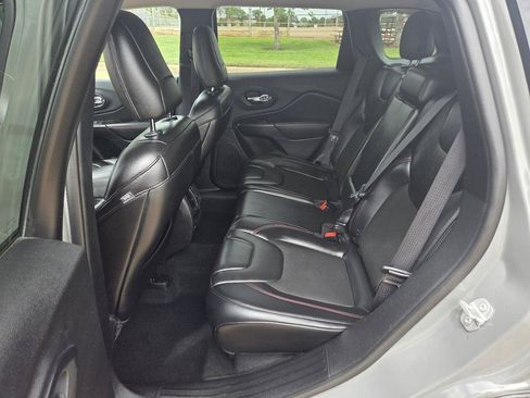 Used 2019 Jeep Cherokee Trailhawk w/ Cold Weather Group AWD/4WD image 12