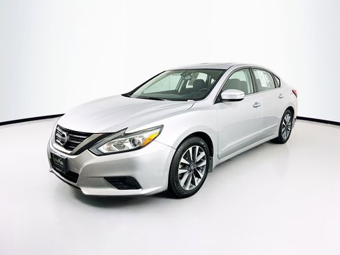 Used 2016 Nissan Altima 2.5 SV w/ Convenience Package image 3