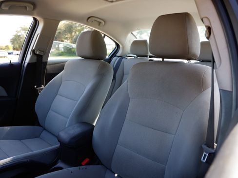 Used 2016 Chevrolet Cruze LT image 6