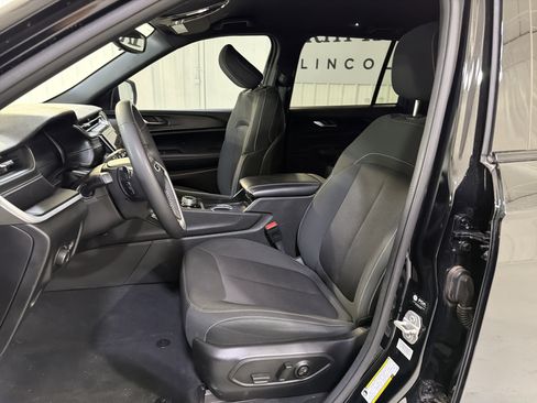 Used 2024 Jeep Grand Cherokee Laredo AWD/4WD image 9