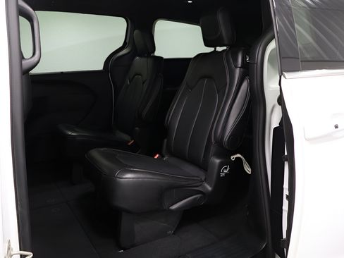 Used 2025 Chrysler Pacifica Select FWD image 13