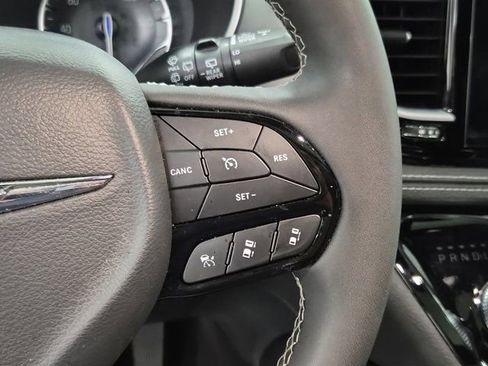 Used 2025 Chrysler Pacifica Limited FWD image 24
