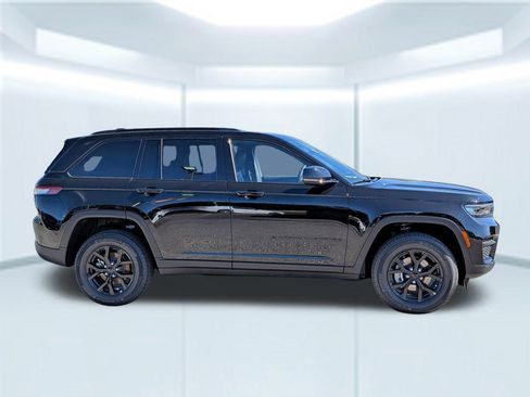 New 2025 Jeep Grand Cherokee Altitude image 8