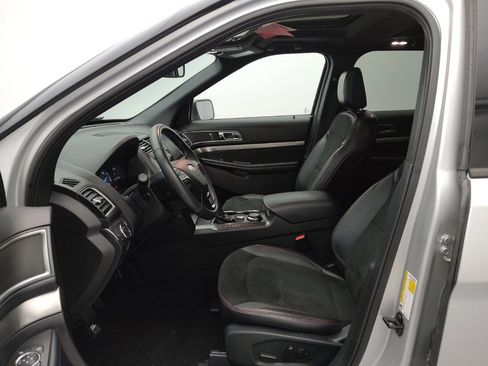 Used 2019 Ford Explorer XLT w/ Equipment Group 202A AWD/4WD image 17