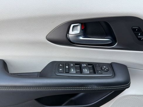 Used 2023 Chrysler Pacifica Touring-L FWD image 12