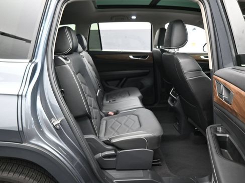 Used 2024 Volkswagen Atlas SE w/ Panoramic Sunroof Package FWD image 38