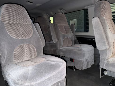 Used 2010 Ford E-350 and Econoline 350 XLT RWD image 25