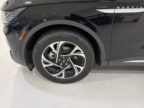 Used 2024 Lincoln Nautilus Premier AWD/4WD image 9