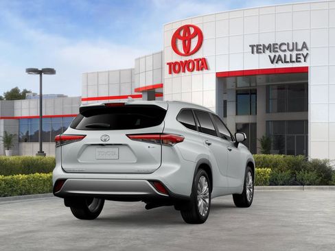 New 2026 Toyota Highlander Platinum image 10