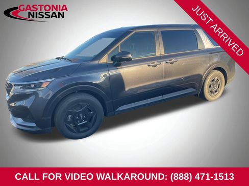 Used 2024 Kia Carnival LX image 1