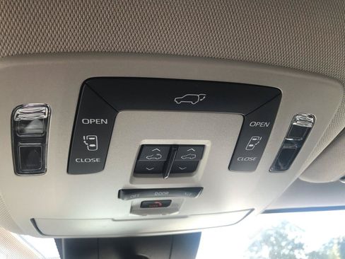 Used 2022 Toyota Sienna XLE FWD image 18