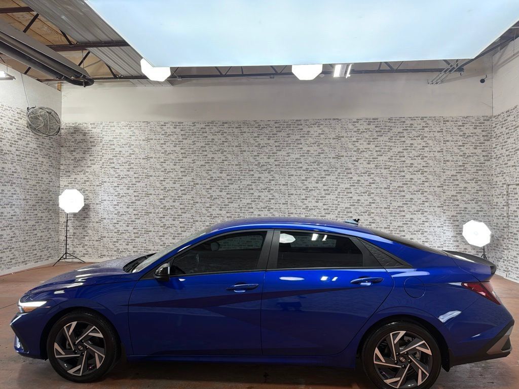 Certified 2025 Hyundai Elantra Sport FWD image 4