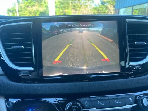 Used 2023 Chrysler Pacifica Touring-L FWD image 17