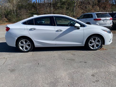 Used 2018 Chevrolet Cruze Premier image 2