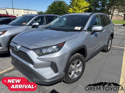 Used 2022 Toyota RAV4 LE AWD/4WD image 4