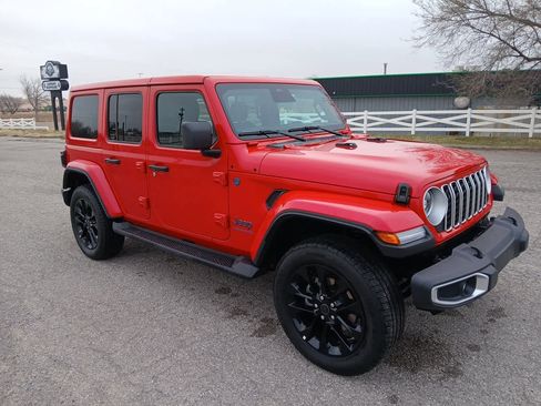 Used 2025 Jeep Wrangler Sahara image 10