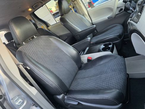 Used 2014 Toyota Sienna SE FWD image 21