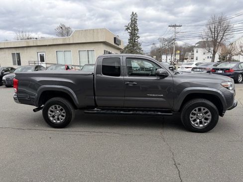 Used 2016 Toyota Tacoma SR5 w/ Exterior Package image 8