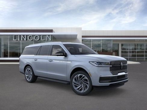 New 2026 Lincoln Navigator L Premier AWD/4WD image 7