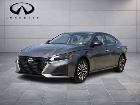 Used 2024 Nissan Altima 2.5 SV FWD image 1