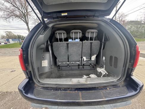 Used 2006 Chrysler Town & Country Touring FWD image 11