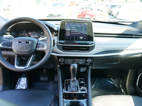 Used 2025 Jeep Compass Latitude image 16