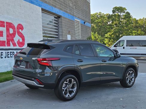 Used 2025 Chevrolet Trax LT FWD image 7