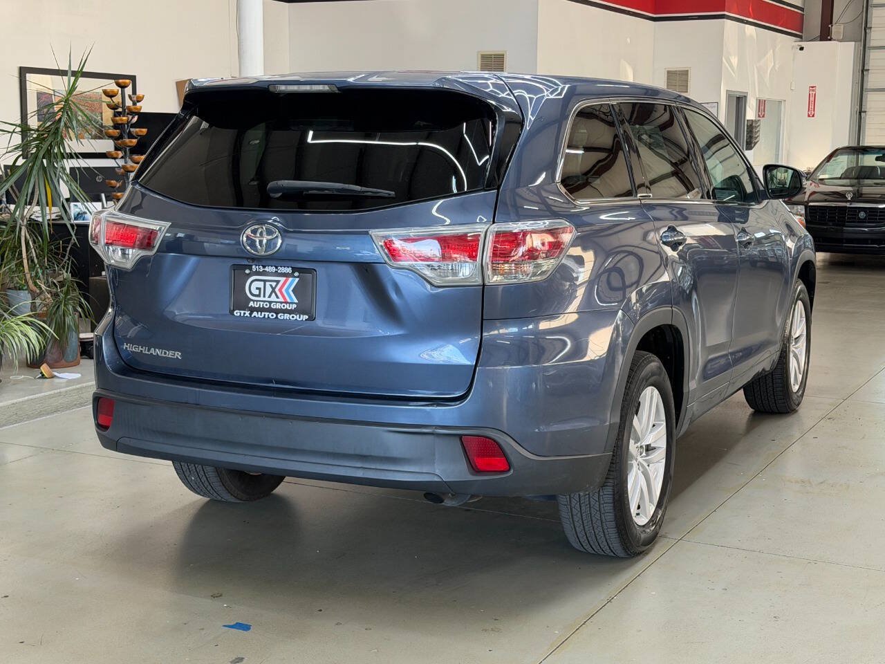 Used 2016 Toyota Highlander LE FWD image 2