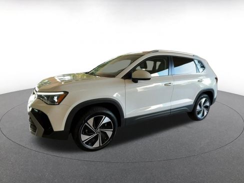 Used 2025 Volkswagen Taos SE image 8
