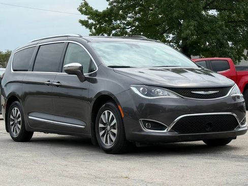 Used 2020 Chrysler Pacifica Limited w/ Advanced Safetytec Group FWD image 8