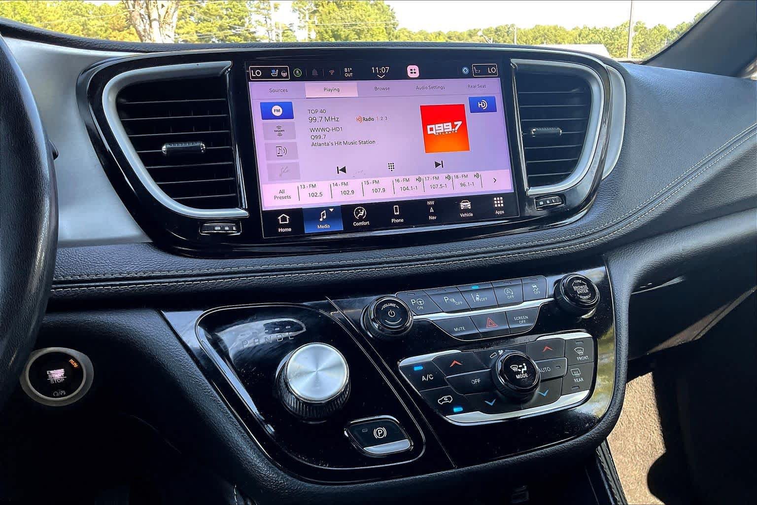 Used 2023 Chrysler Pacifica Limited w/ Uconnect Theater Family Group FWD image 34