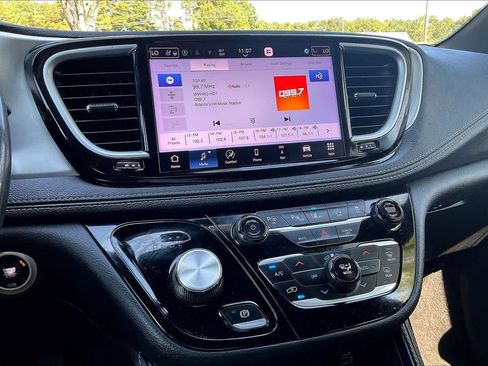 Used 2023 Chrysler Pacifica Limited w/ Uconnect Theater Family Group FWD image 34