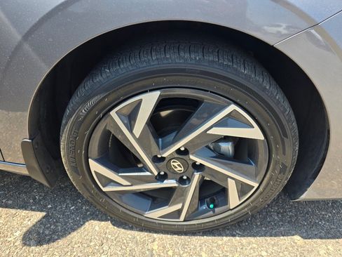 Used 2025 Hyundai Elantra Limited FWD image 18