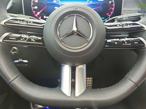 Used 2025 Mercedes-Benz GLC 300 4MATIC image 43