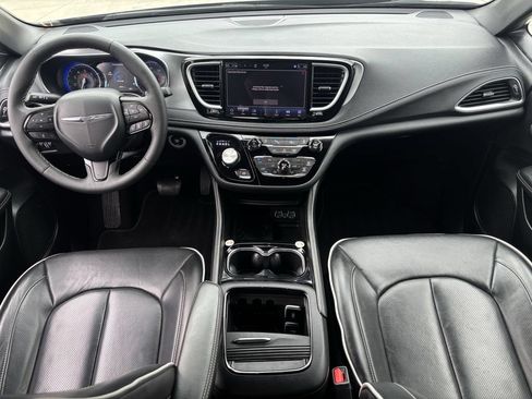 Used 2025 Chrysler Pacifica Limited FWD image 11